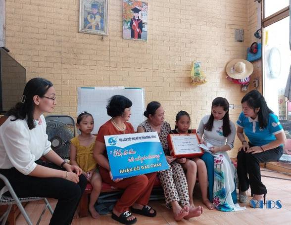 Các cấp Hội LHPN huyện Đông Sơn tặng quà cho trẻ mồ côi có hoàn cảnh đặc biệt khó khăn