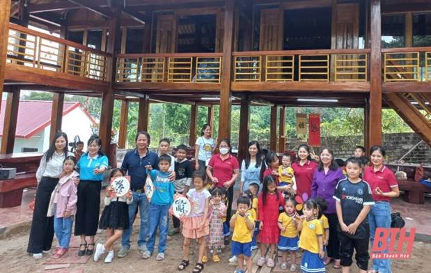 Trẻ mồ côi học giỏi huyện Đông Sơn giao lưu tại Trường Mầm non Tschool Hà Nội